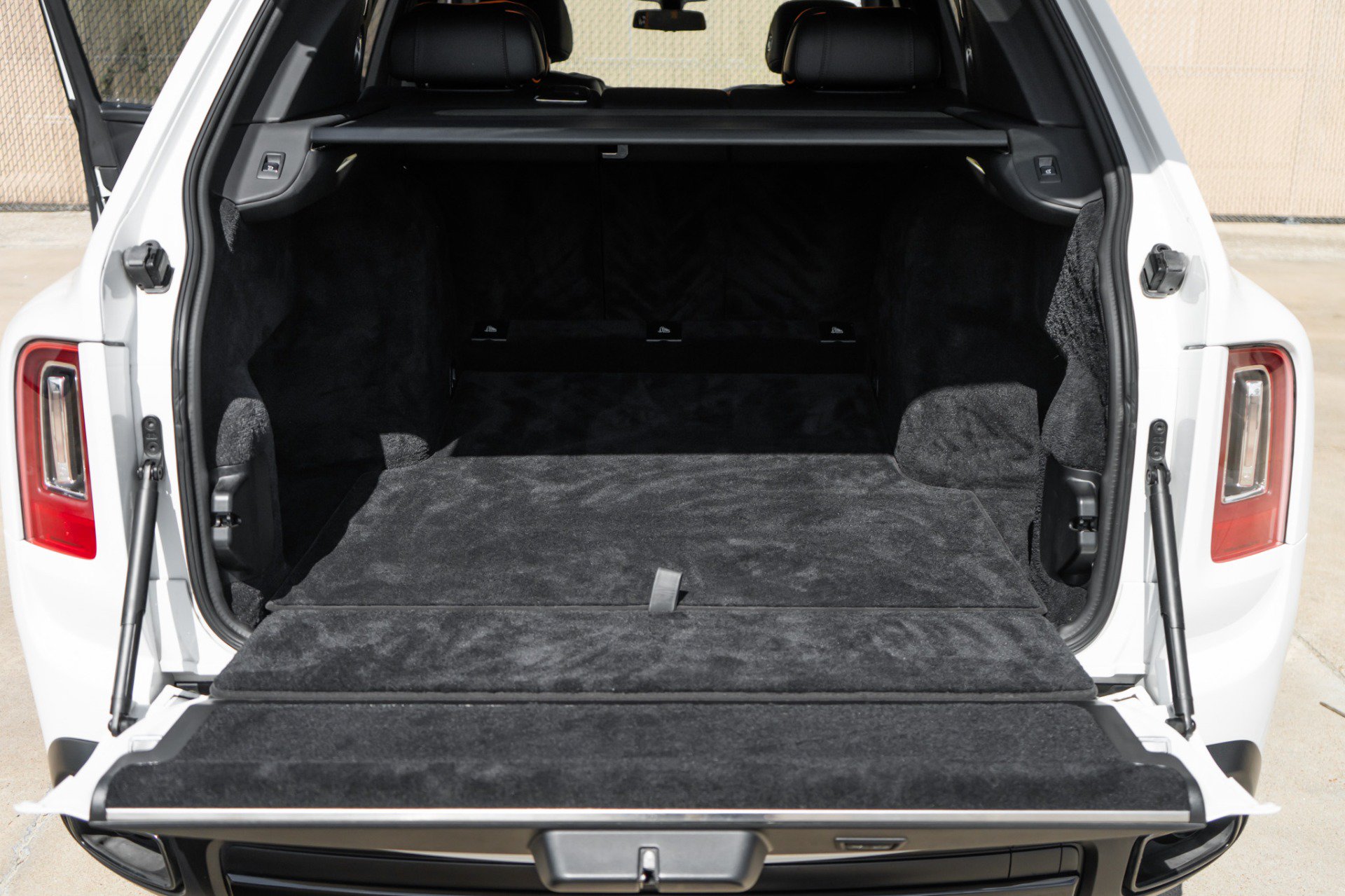 Used 2022 Rolls-Royce Cullinan Black Badge w/ Dark Exterior Package AWD/4WD image 42
