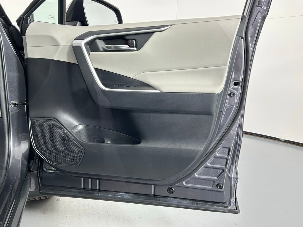 Used 2021 Toyota RAV4 XLE image 9