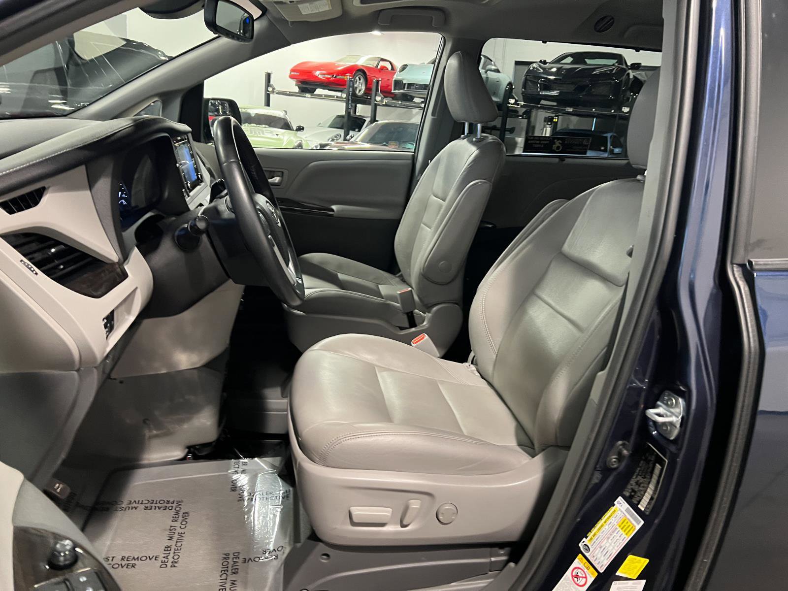 Used 2018 Toyota Sienna XLE w/ XLE Navigation Package image 9