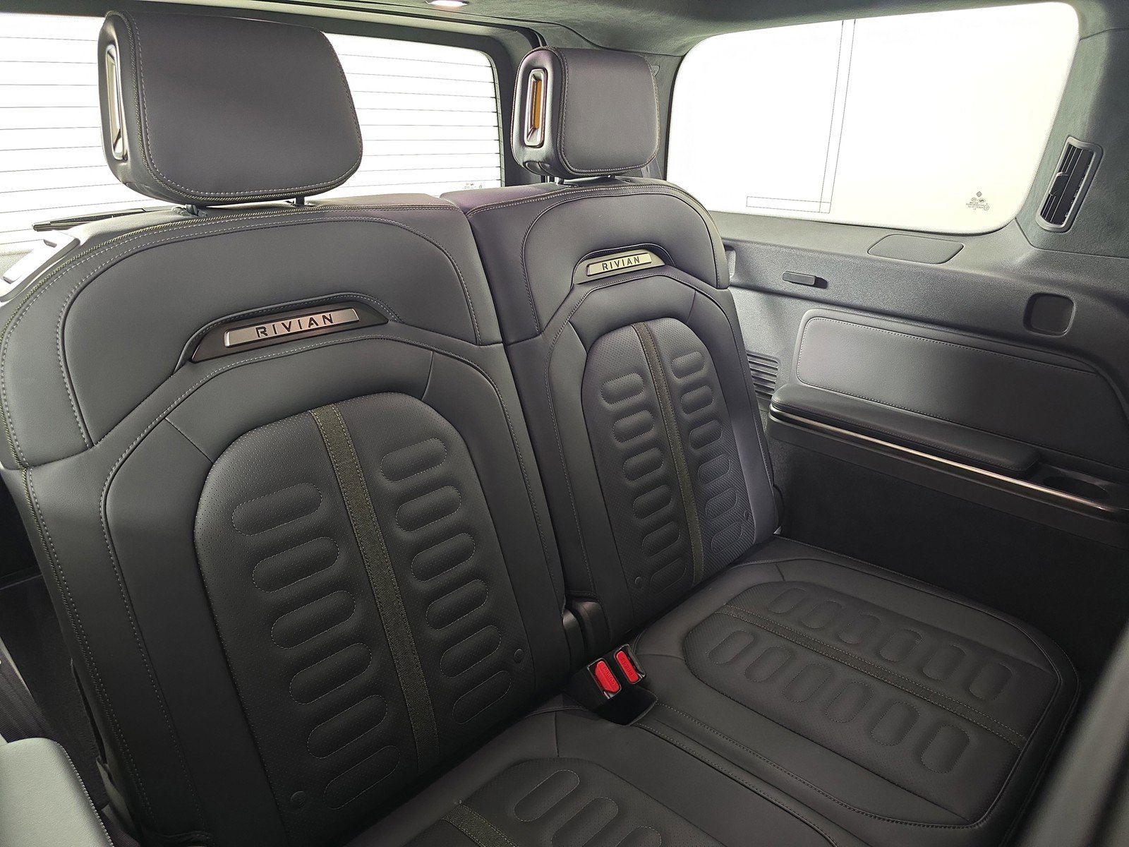 Used 2024 Rivian R1S Adventure image 25