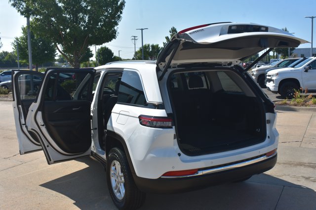 Used 2023 Jeep Grand Cherokee Laredo w/ Luxury Tech Group I RWD image 16