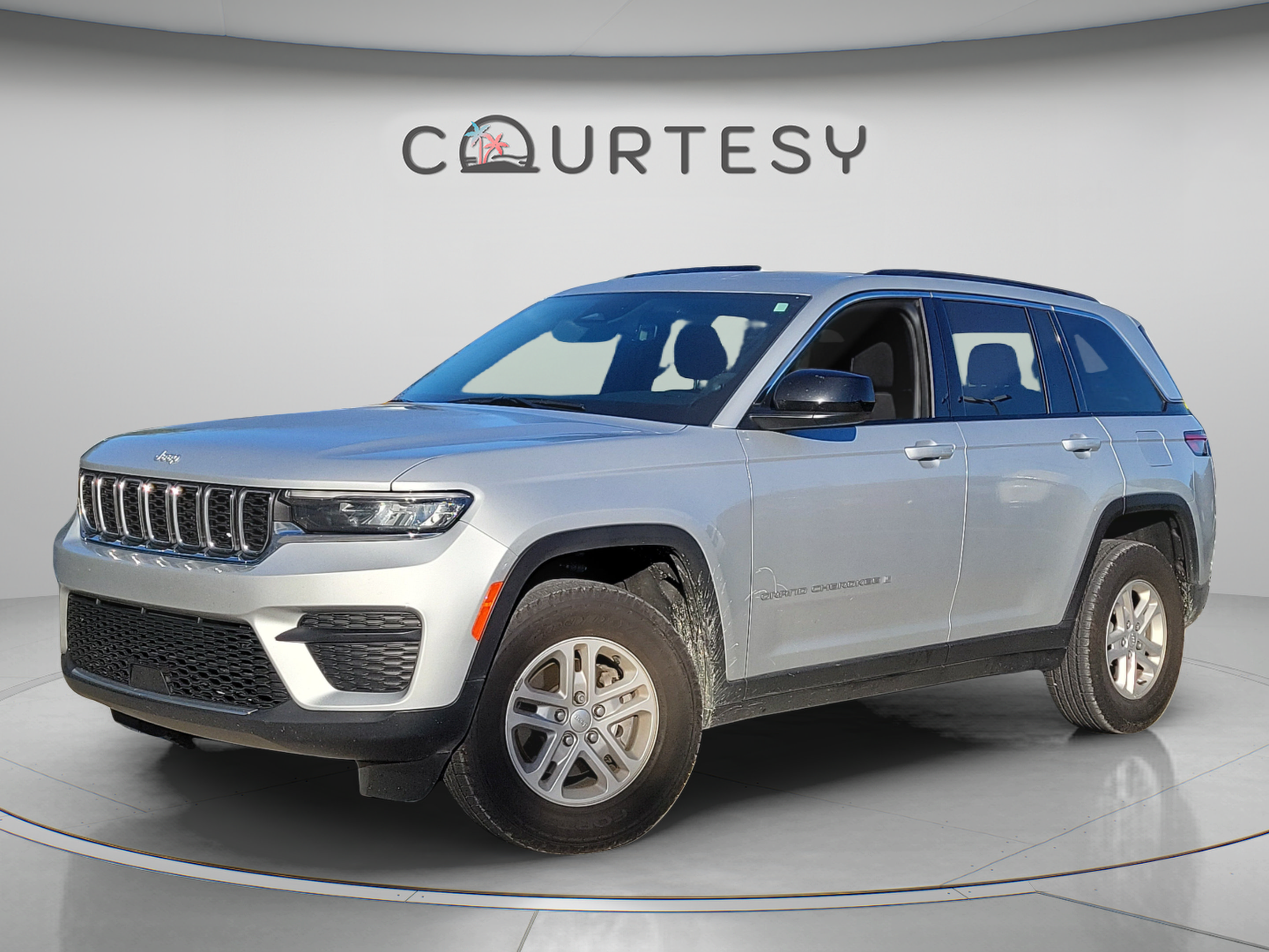 Certified 2025 Jeep Grand Cherokee Laredo RWD image 1