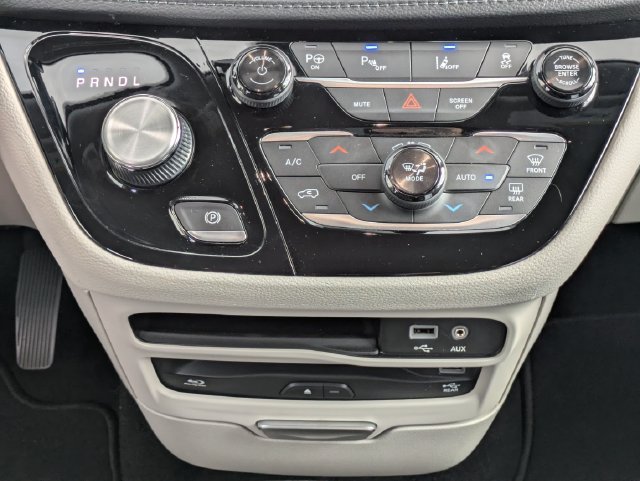 Used 2018 Chrysler Pacifica Limited w/ Advanced Safetytec Group FWD image 17