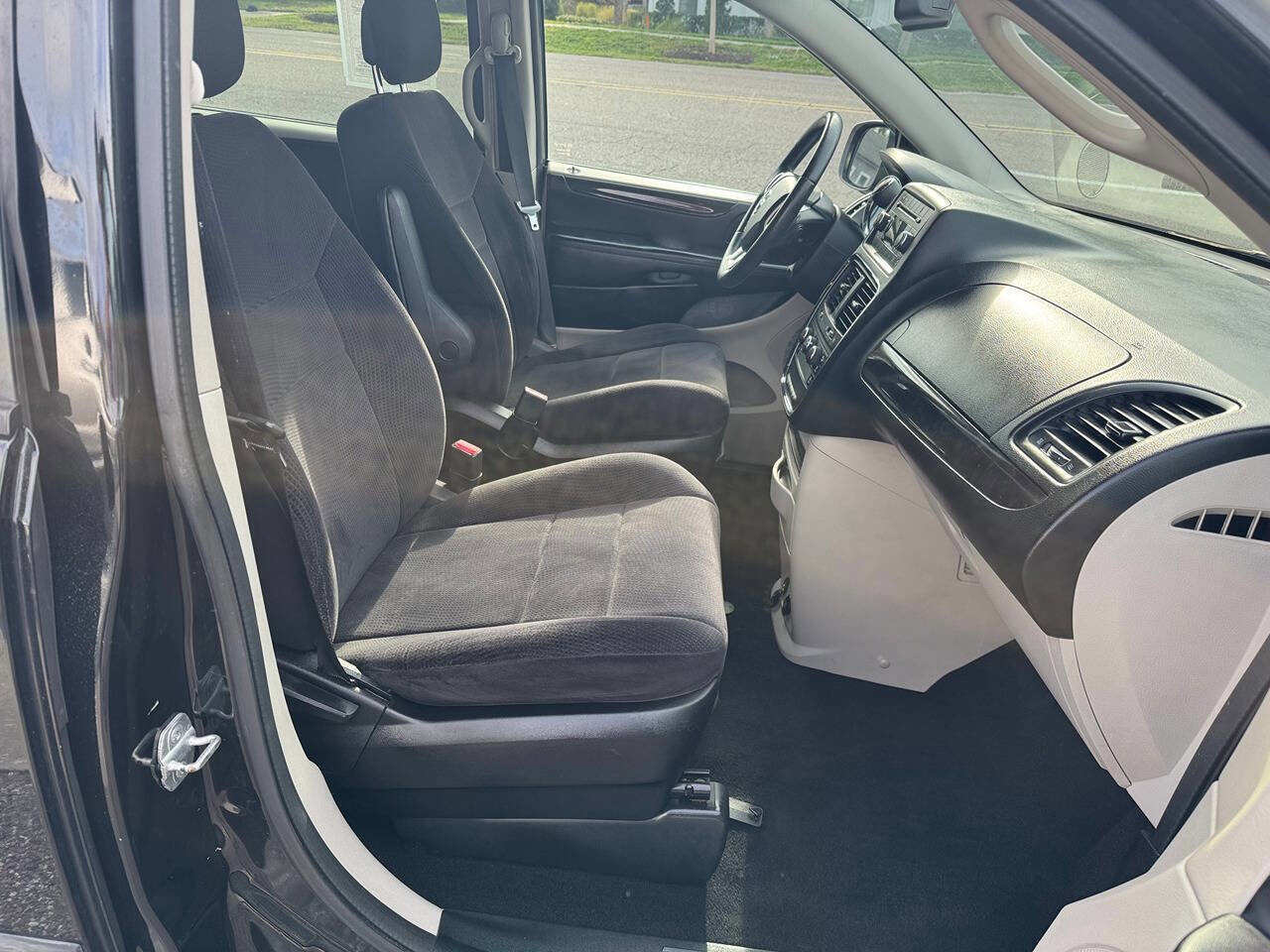 Used 2013 Dodge Grand Caravan American Value Package w/ UConnect Hands-Free Group FWD image 21