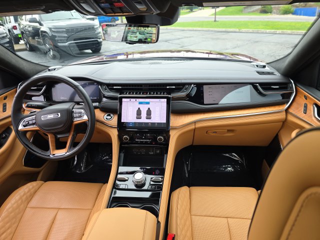 Used 2025 Jeep Grand Cherokee L Summit AWD/4WD image 52