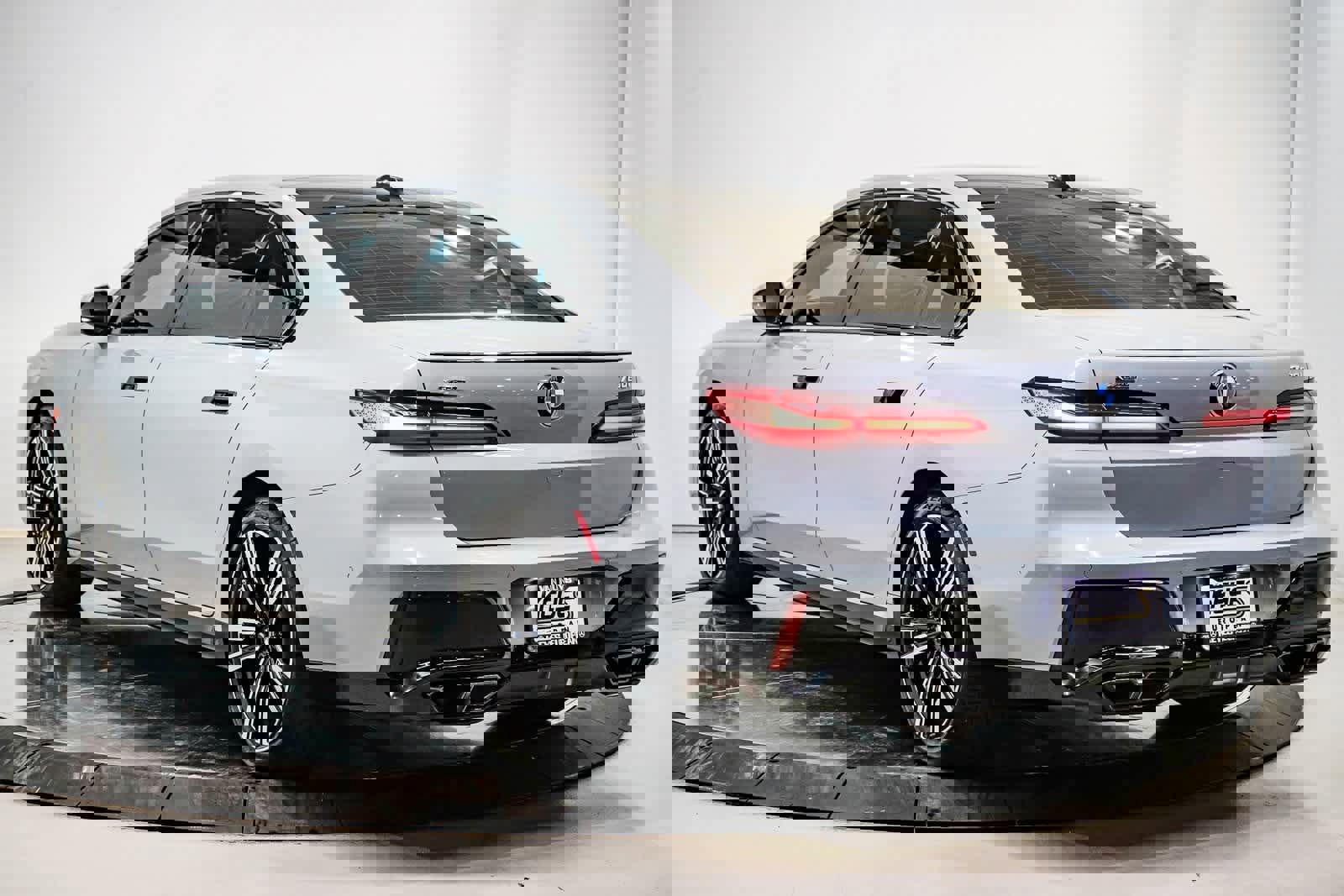 Used 2024 BMW 760i xDrive w/ Executive Package image 2