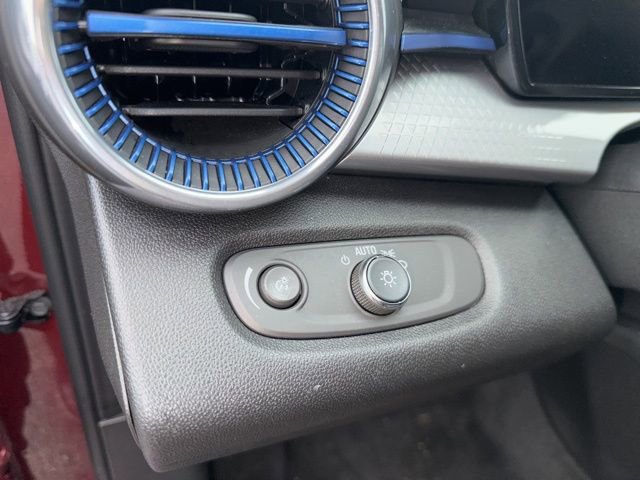 Used 2025 Chevrolet Trax LT w/ LT Convenience Package image 31