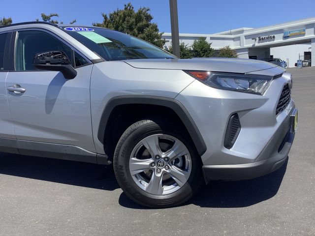 Used 2022 Toyota RAV4 LE AWD/4WD image 3