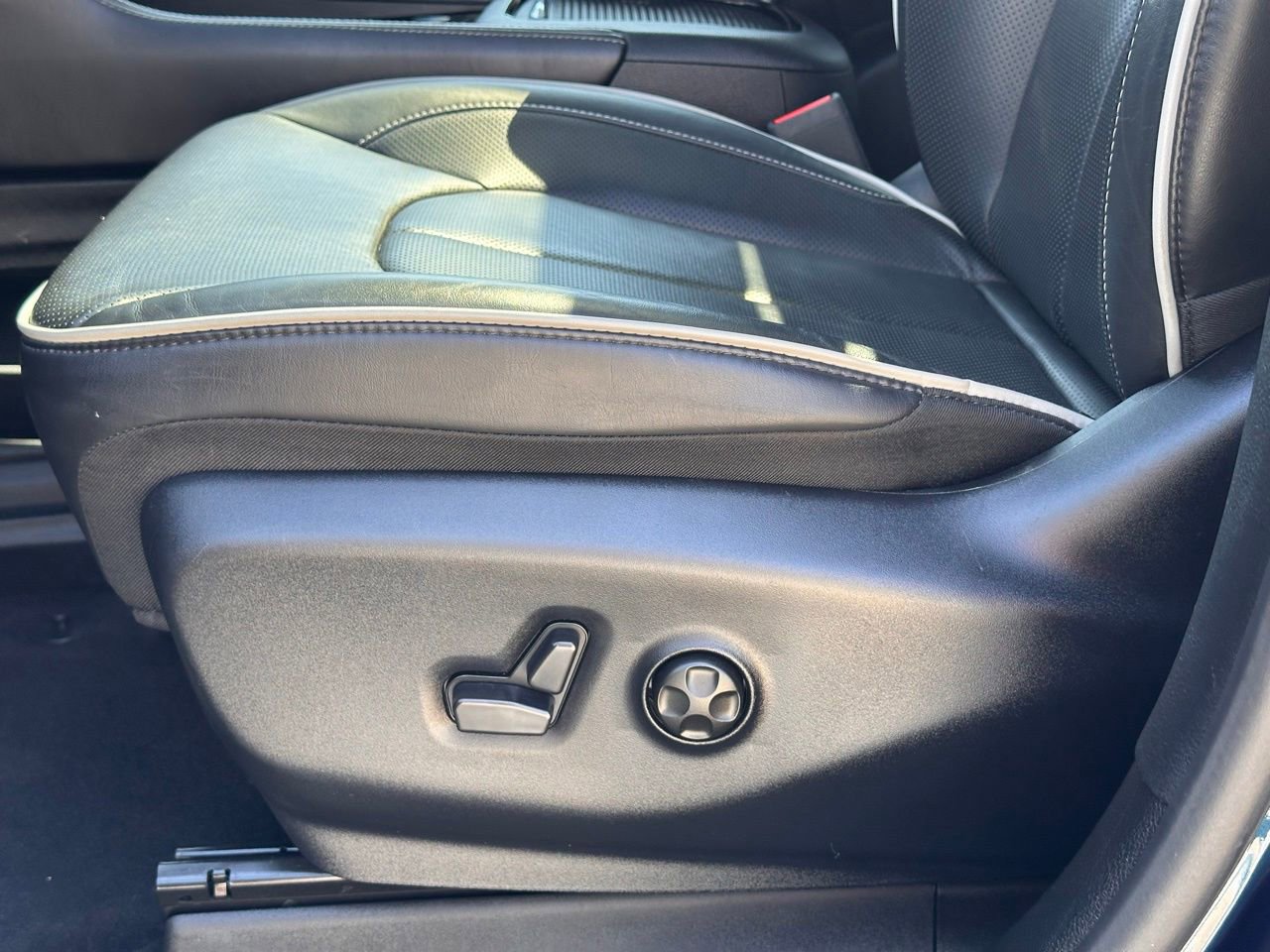 Used 2025 Chrysler Pacifica Limited image 32