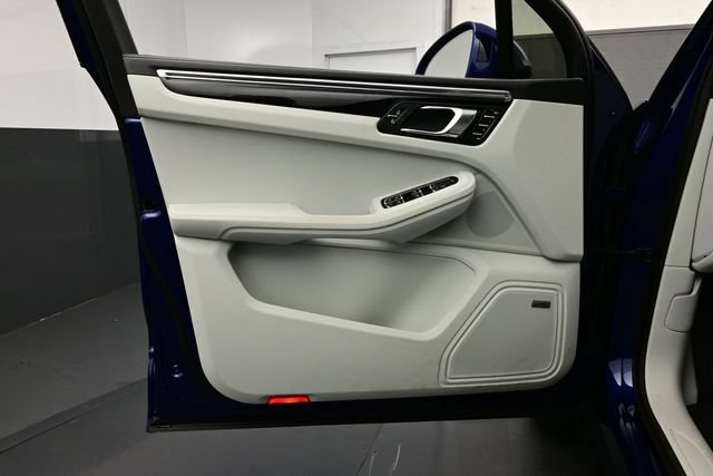 Certified 2025 Porsche Macan AWD/4WD image 7