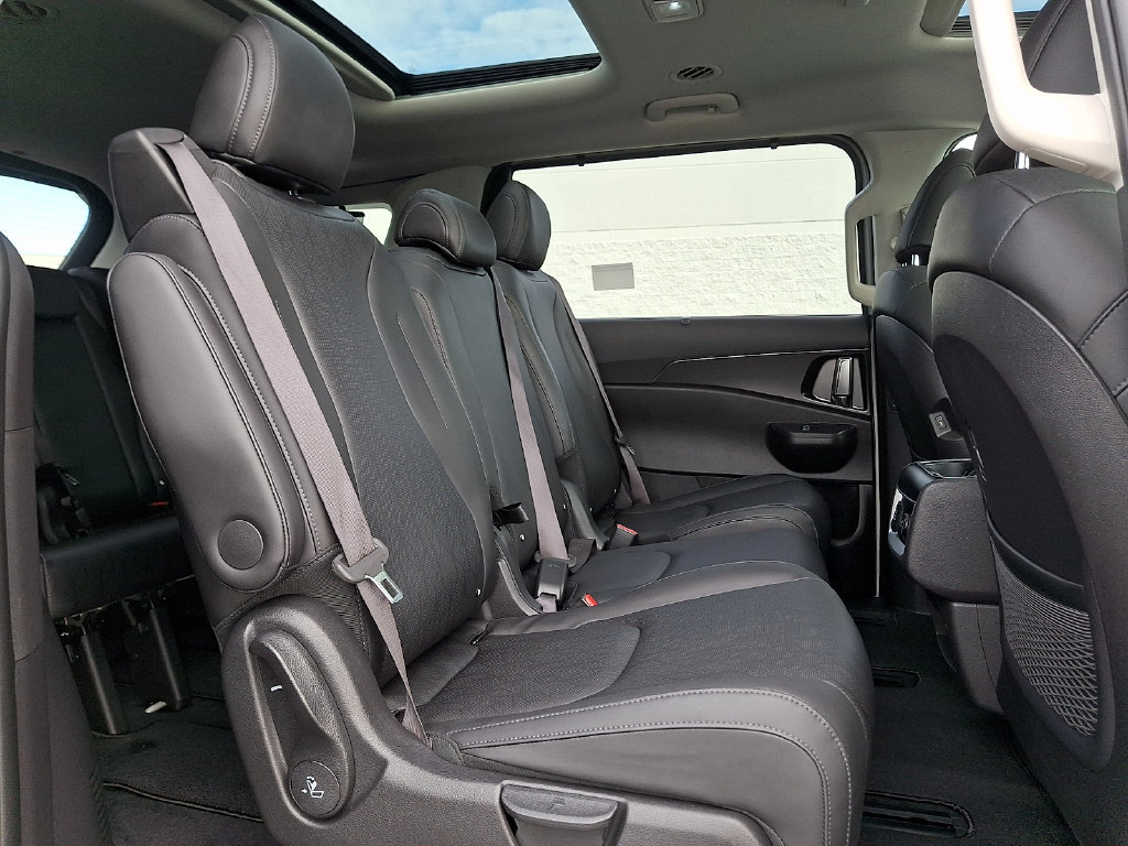 Used 2025 Kia Carnival SX w/ SX Dark Edition Package FWD image 10