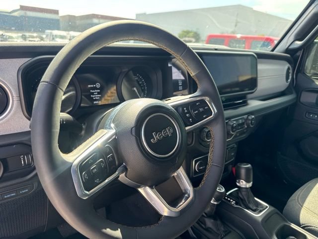 Used 2024 Jeep Wrangler Unlimited Sahara w/ Technology Group AWD/4WD image 10