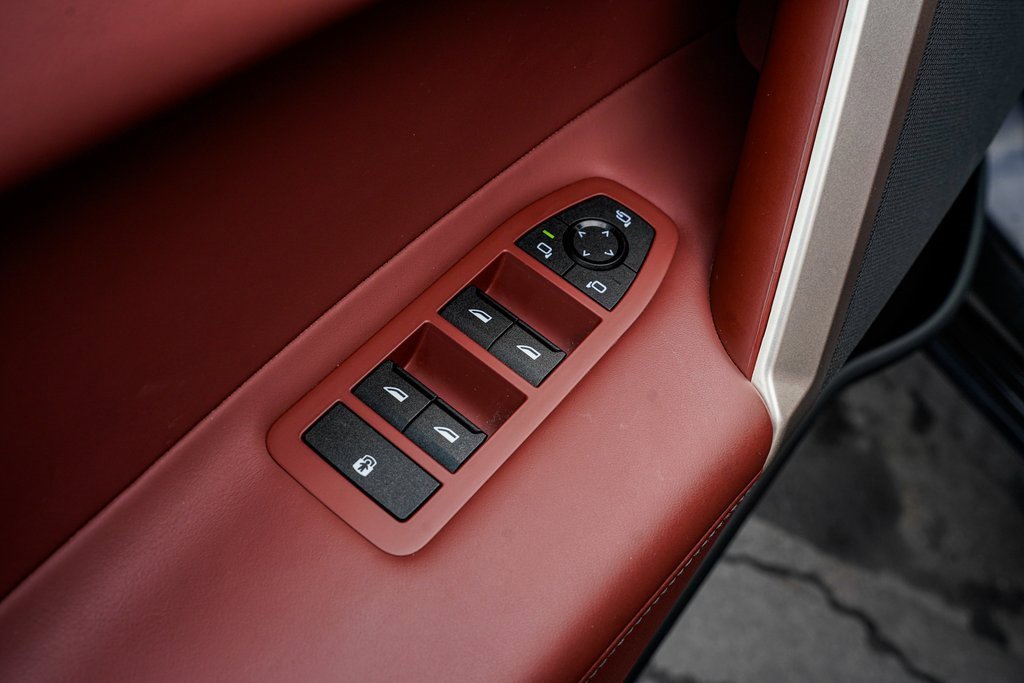 Used 2023 BMW iX xDrive50 w/ Sport Package image 10