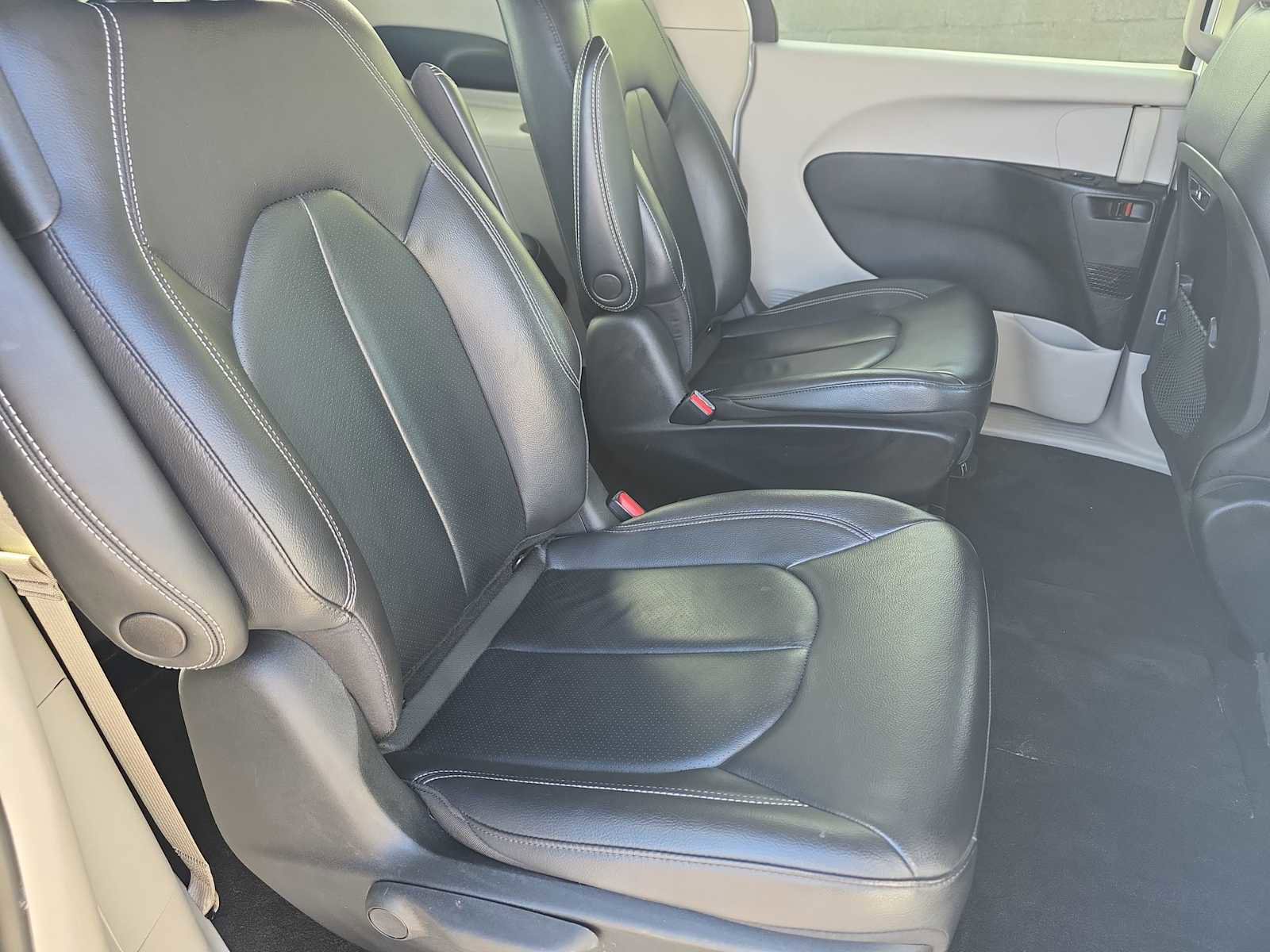 Used 2022 Chrysler Pacifica Touring-L image 17