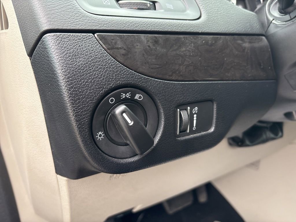 Used 2018 Dodge Grand Caravan SE w/ UConnect Hands-Free Group image 17