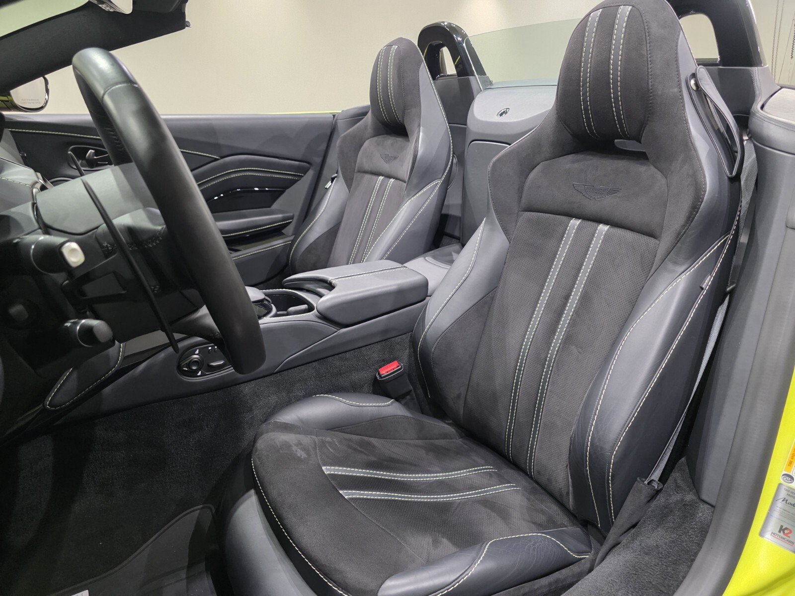 Used 2023 Aston Martin V8 Vantage Roadster RWD image 12