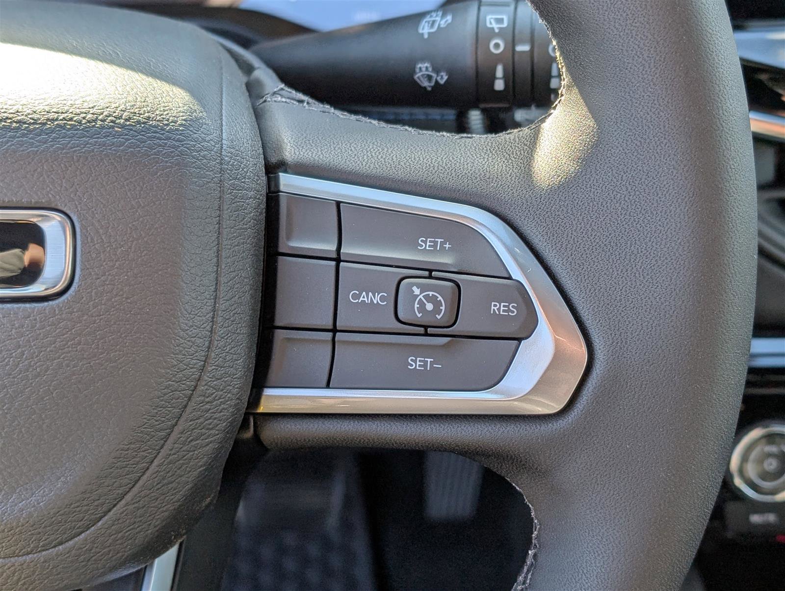 New 2025 Jeep Compass Latitude w/ Sun & Sound Group AWD/4WD image 18