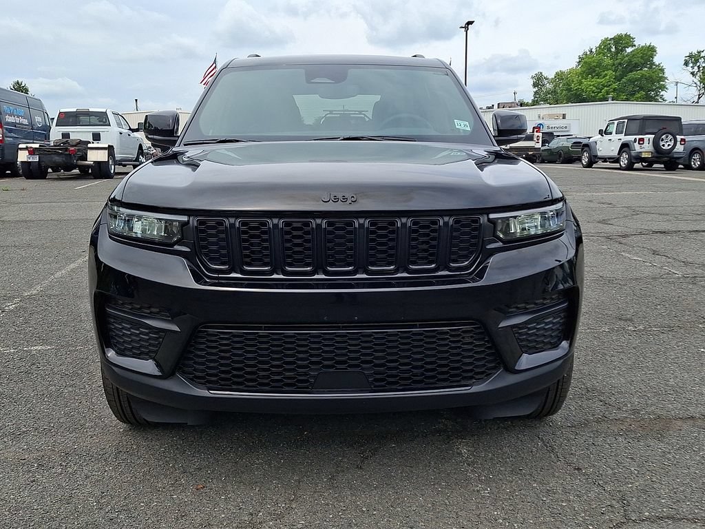 Used 2025 Jeep Grand Cherokee Altitude AWD/4WD image 5