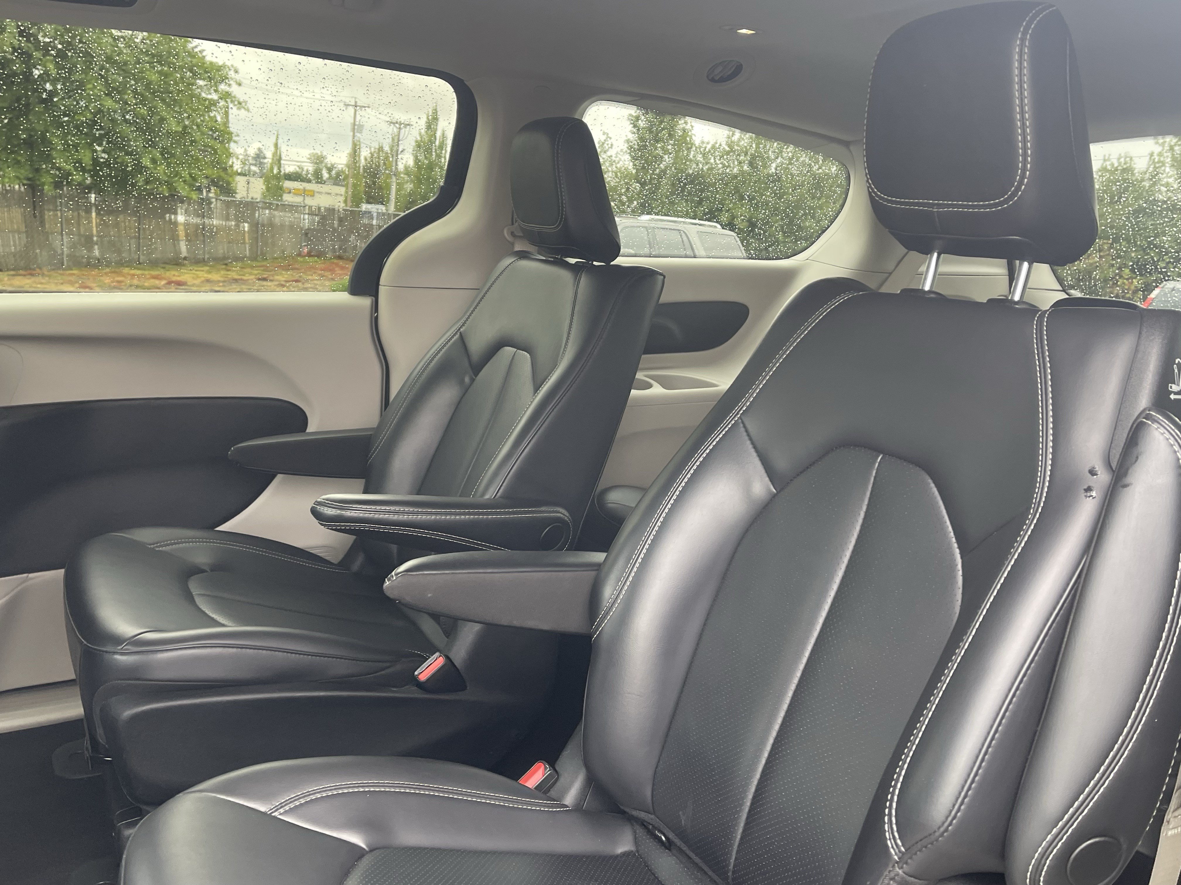 Used 2023 Chrysler Pacifica Touring-L FWD image 16