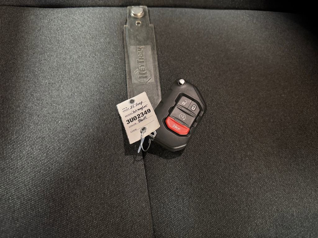 Used 2025 Jeep Wrangler Unlimited Sahara w/ Safety Group image 32