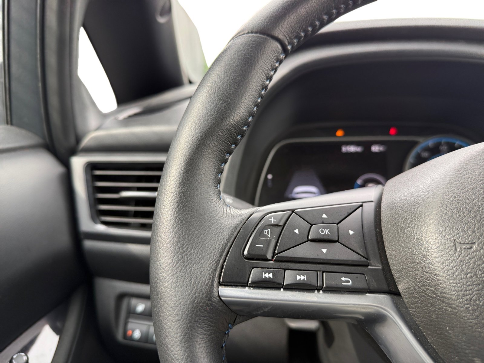 Used 2025 Nissan Leaf SV Plus image 15