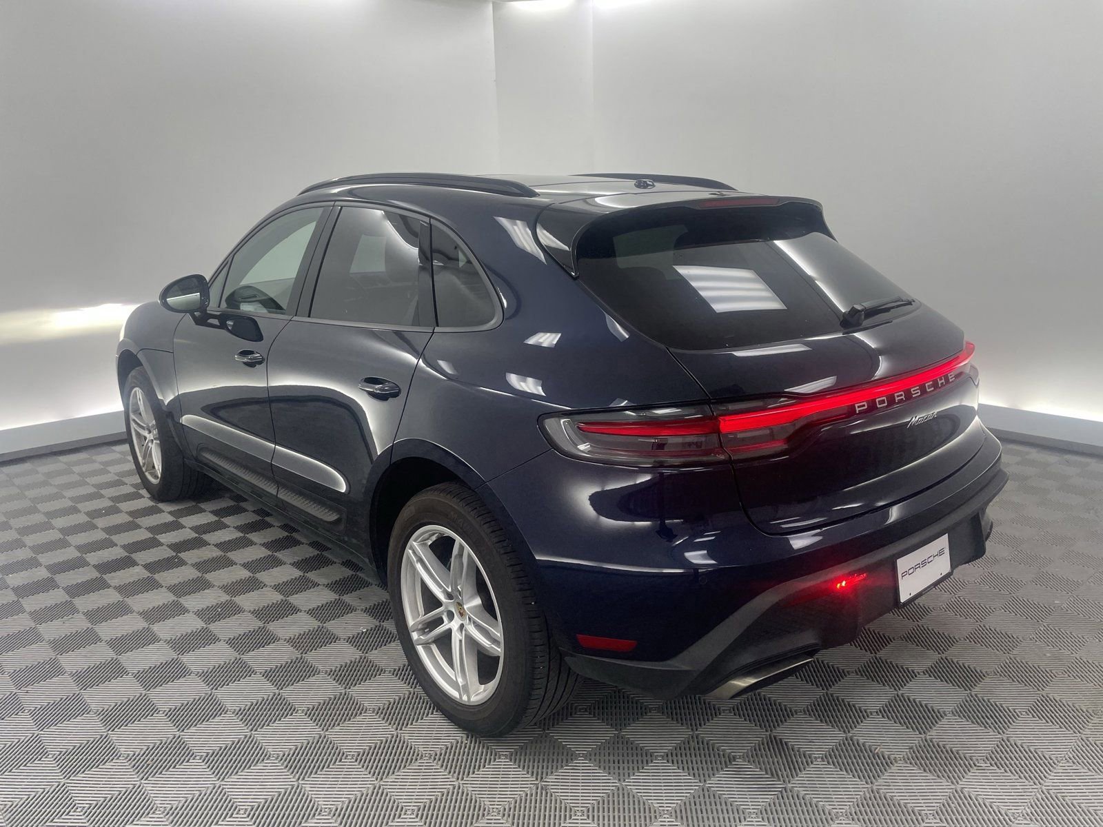 Certified 2023 Porsche Macan Turbo image 3