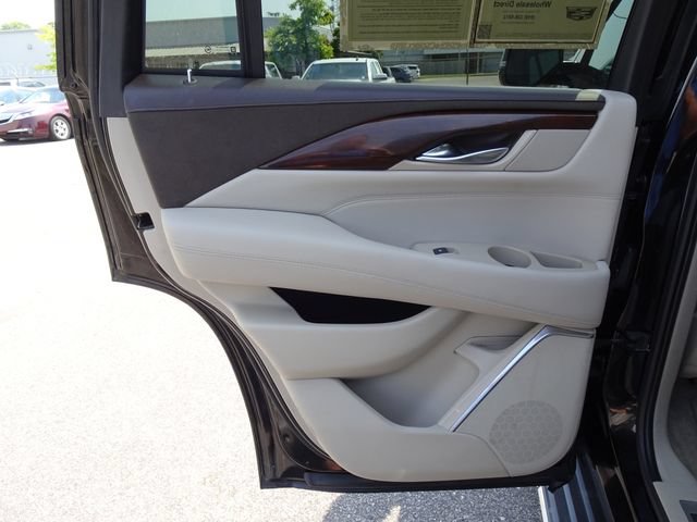 Used 2017 Cadillac Escalade Luxury AWD/4WD image 16