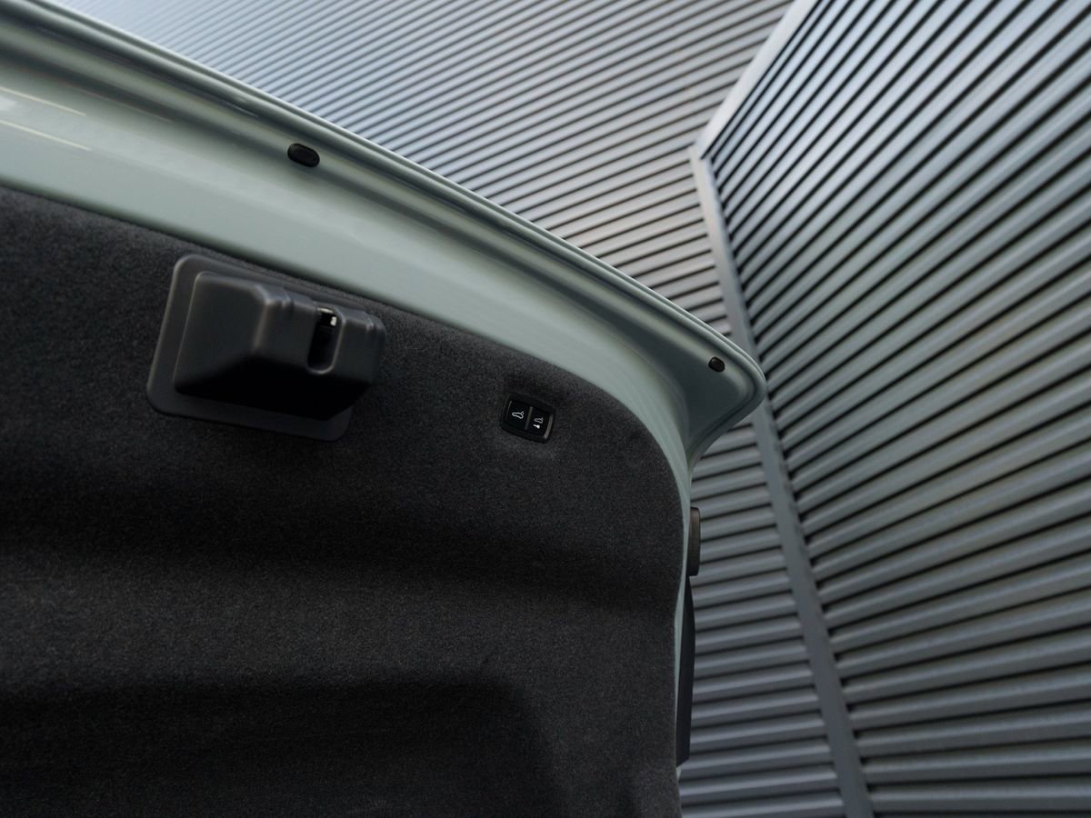 Used 2025 Porsche Taycan image 28