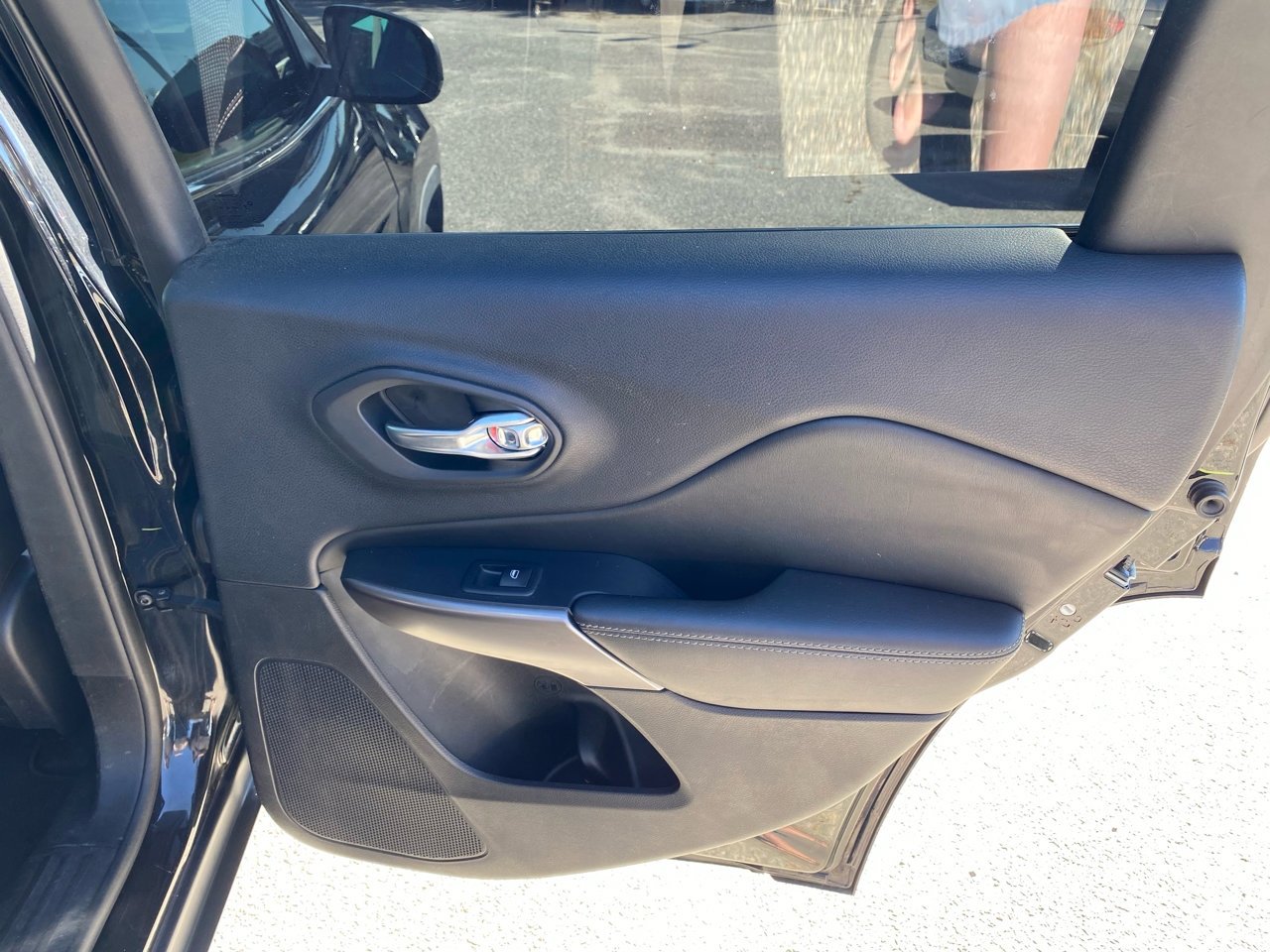 Used 2019 Jeep Cherokee Limited image 18