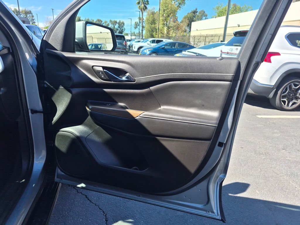 Used 2023 GMC Acadia SLE w/ Driver Convenience Package image 28