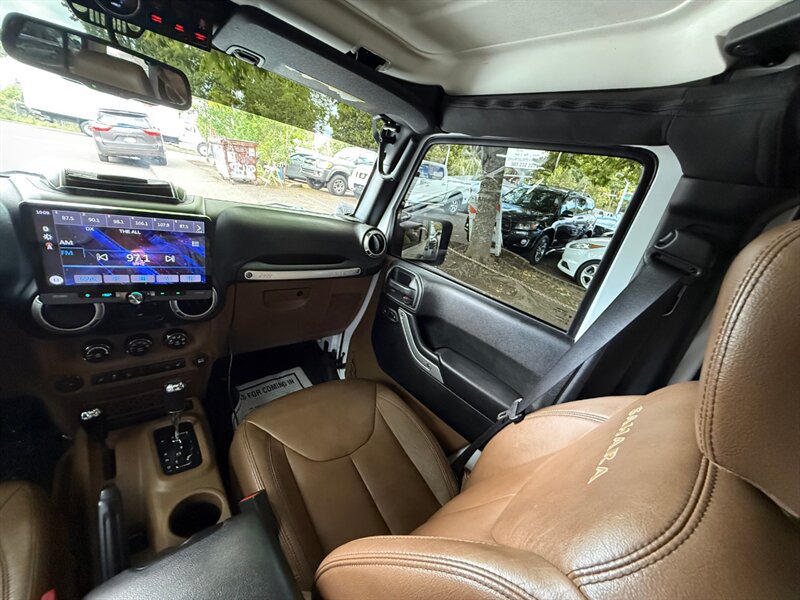 Used 2015 Jeep Wrangler Unlimited Sahara w/ Connectivity Group AWD/4WD image 18