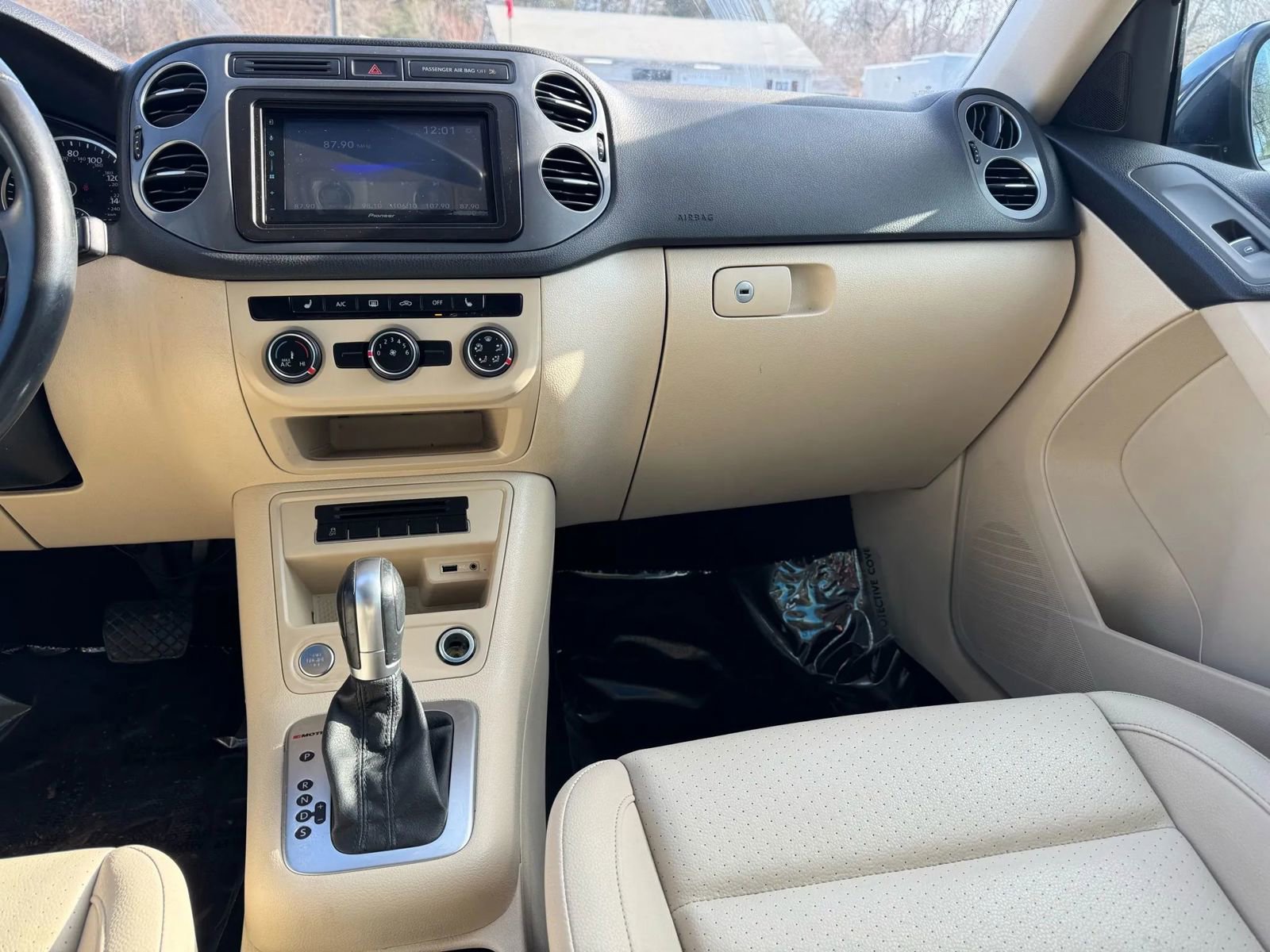 Used 2016 Volkswagen Tiguan SE image 29