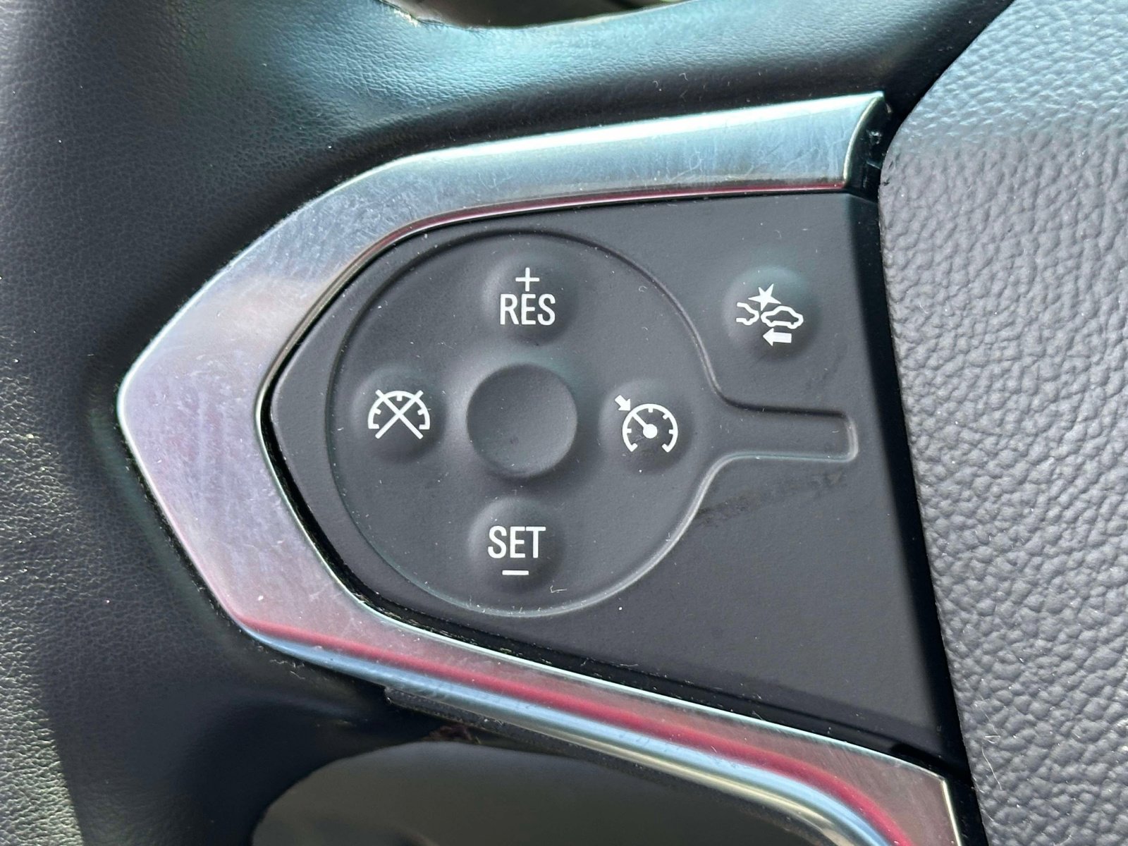 Used 2023 Chevrolet Traverse LT AWD/4WD image 23