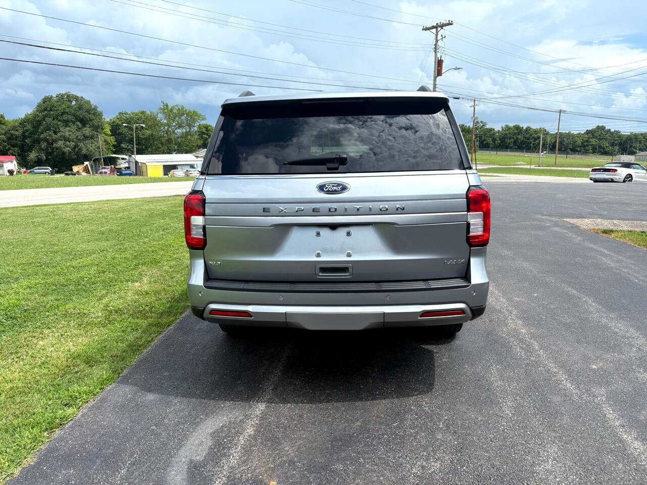 Used 2023 Ford Expedition Max XLT image 3