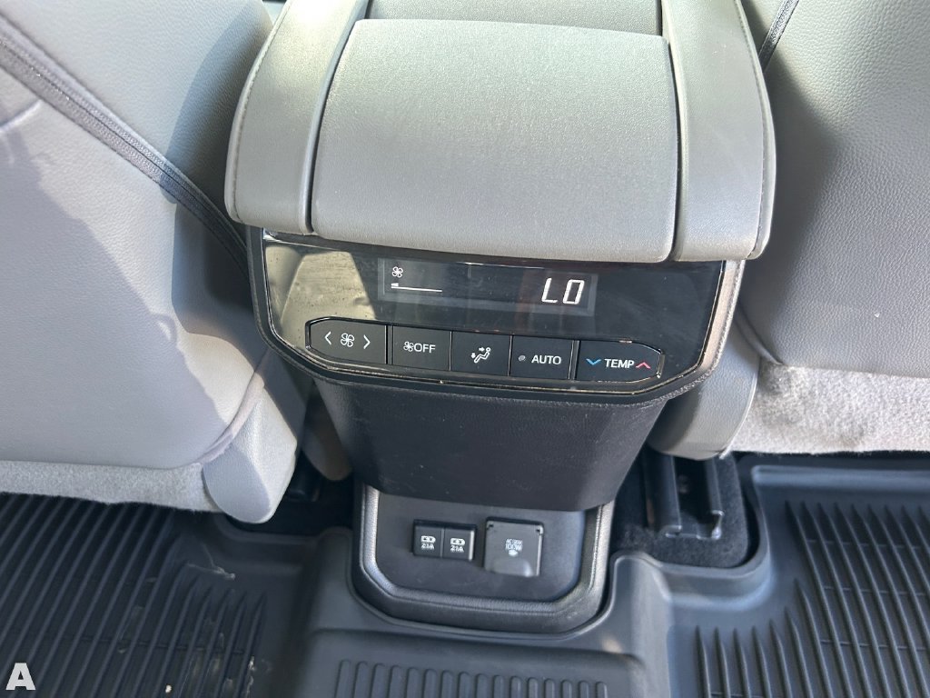 Used 2021 Toyota Highlander Limited AWD/4WD image 16
