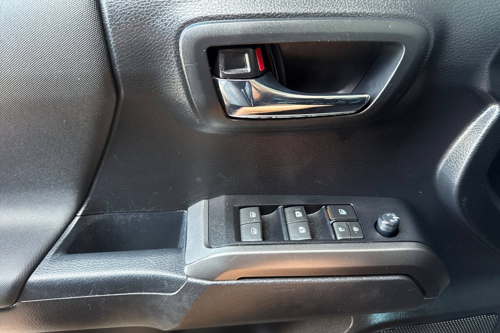 Used 2020 Toyota Tacoma SR5 AWD/4WD image 10