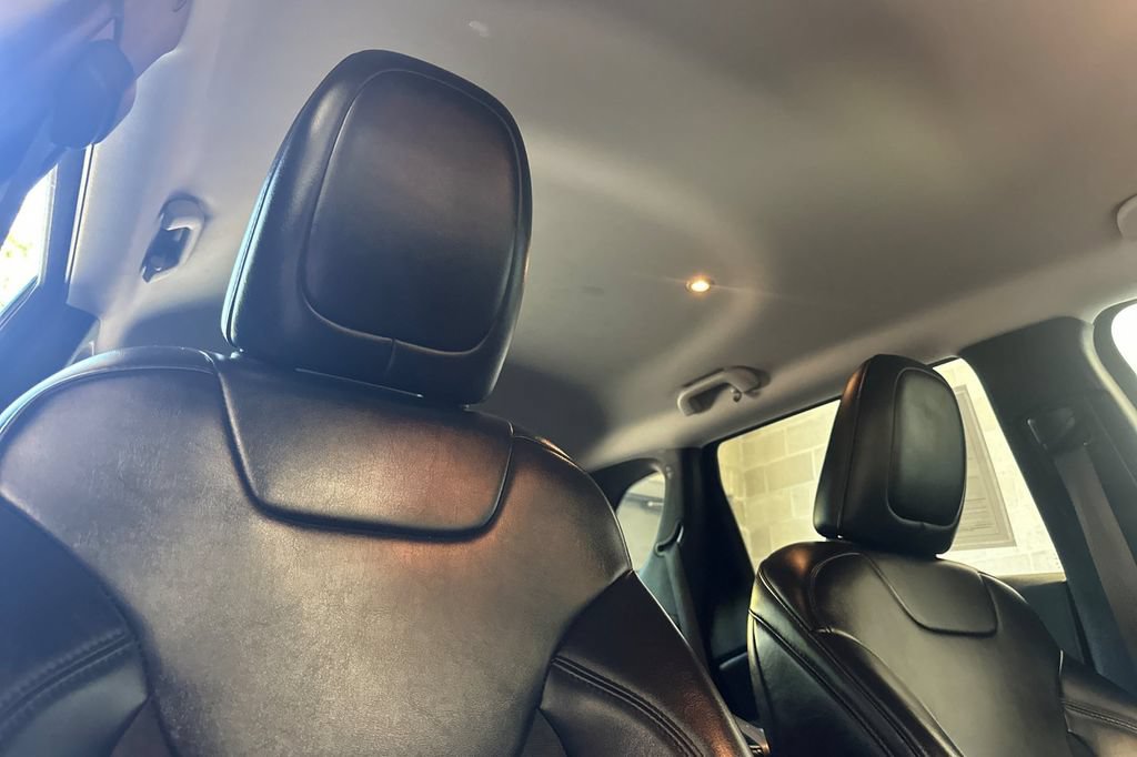Used 2019 Jeep Cherokee Latitude Plus FWD image 17