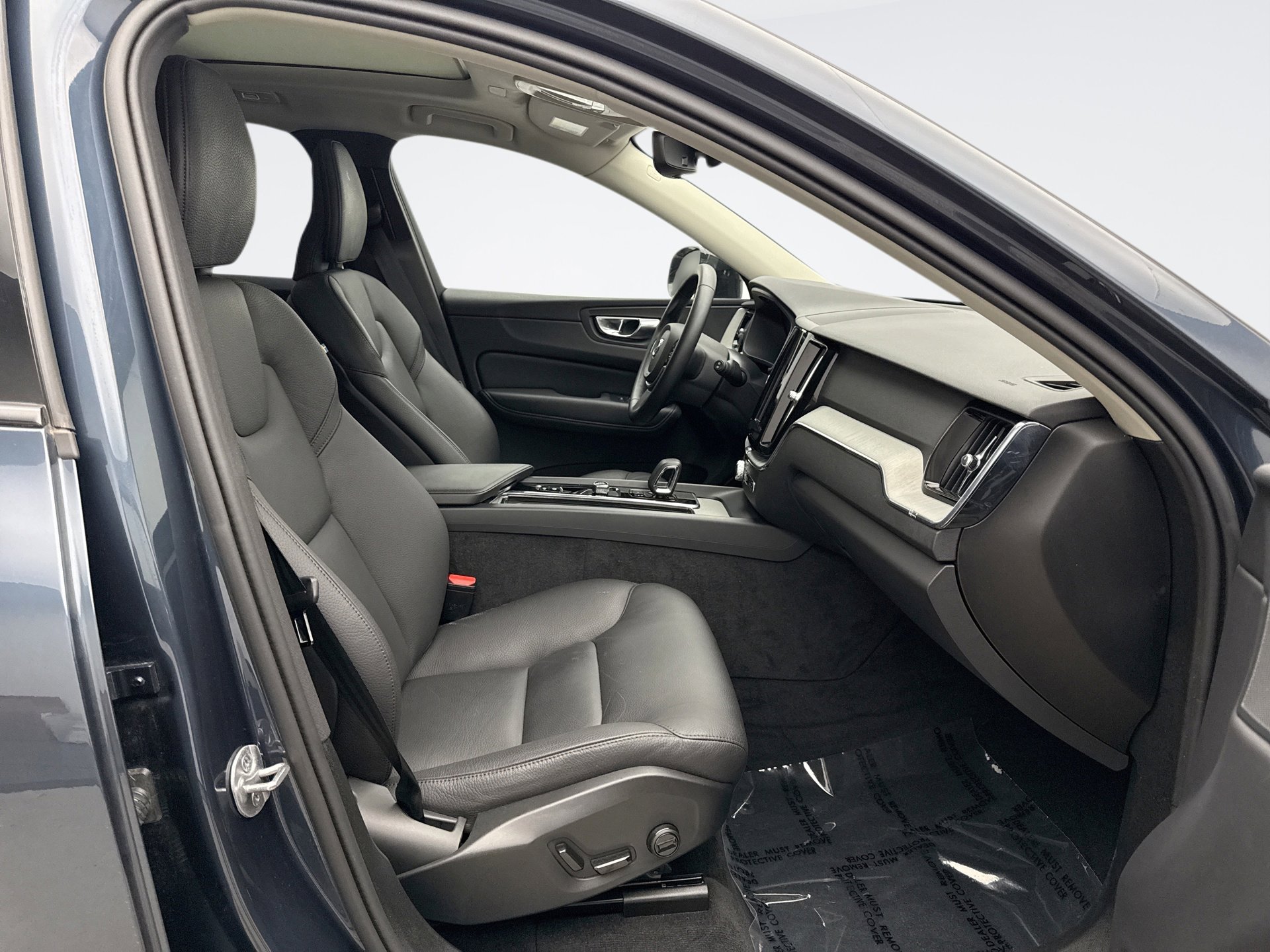 Used 2025 Volvo XC60 B5 Plus image 16