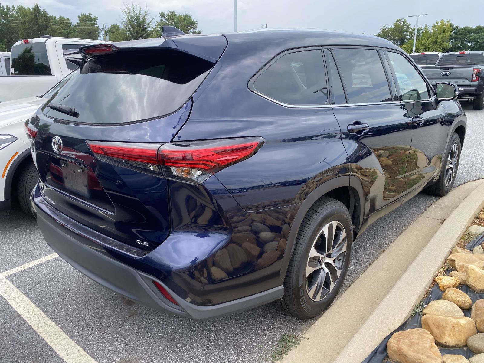 Used 2021 Toyota Highlander XLE FWD image 7