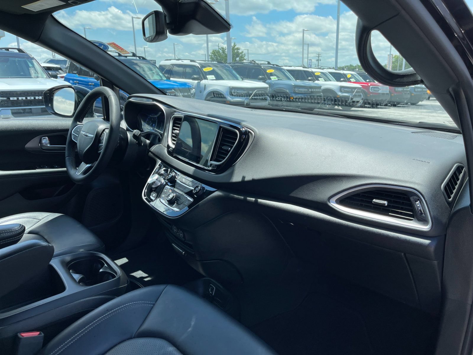 Used 2025 Chrysler Pacifica Select FWD image 19