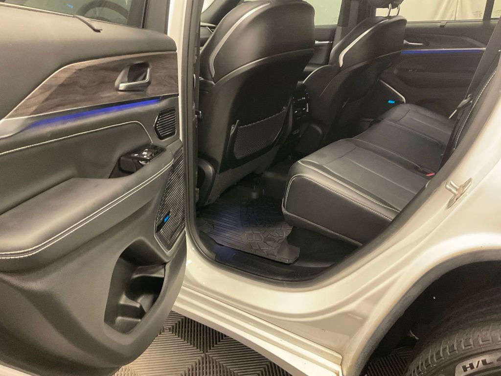 Used 2023 Jeep Grand Cherokee Overland w/ Luxury Tech Group IV AWD/4WD image 27