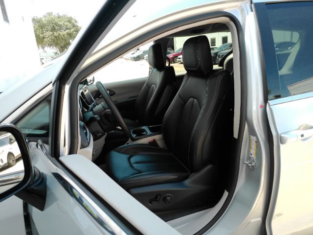 Used 2024 Chrysler Pacifica Limited FWD image 16