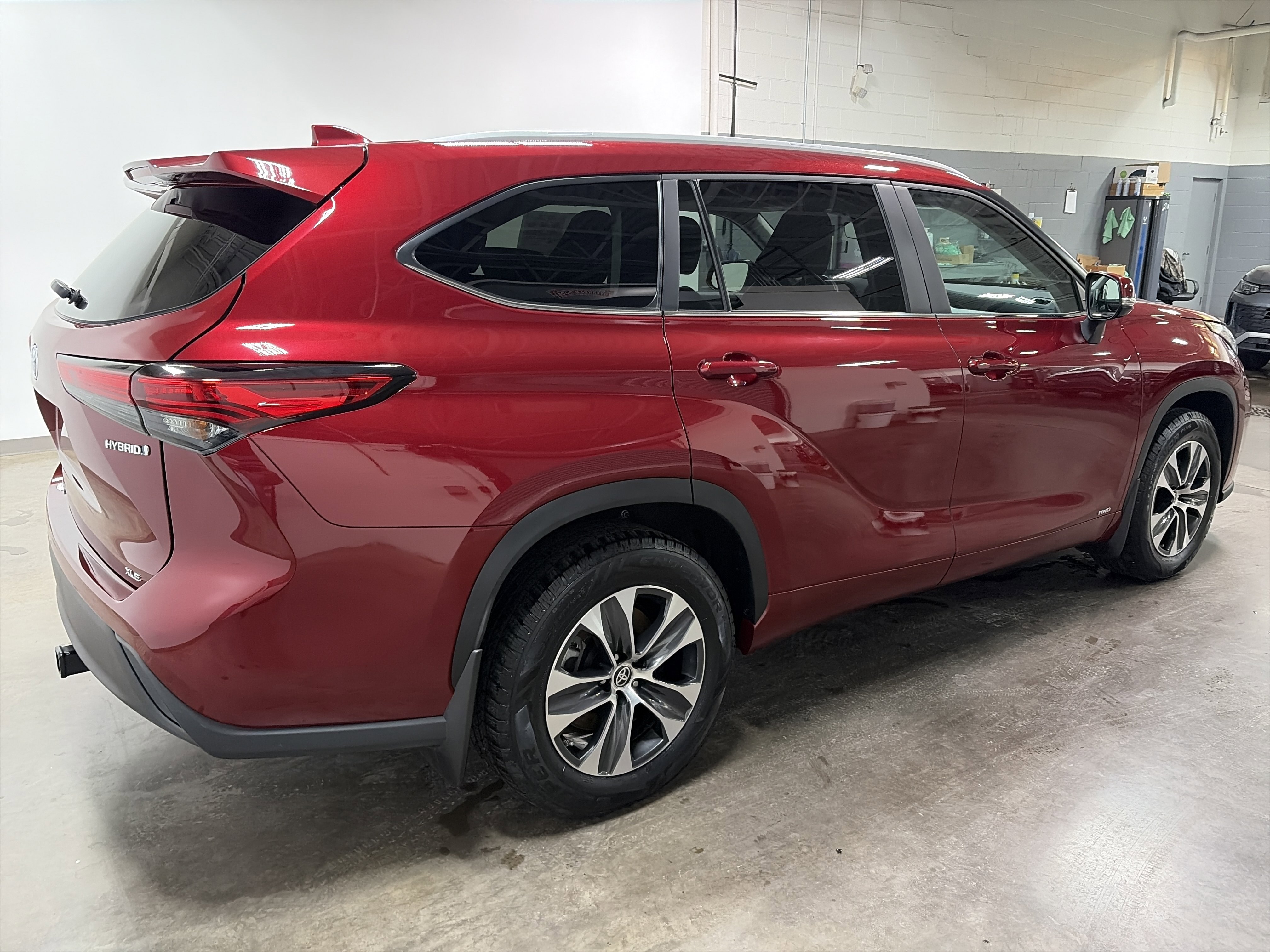 Used 2023 Toyota Highlander XLE image 3