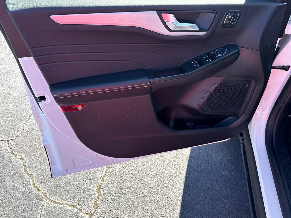 Certified 2025 Ford Escape Platinum w/ Class II Trailer Tow Package image 10