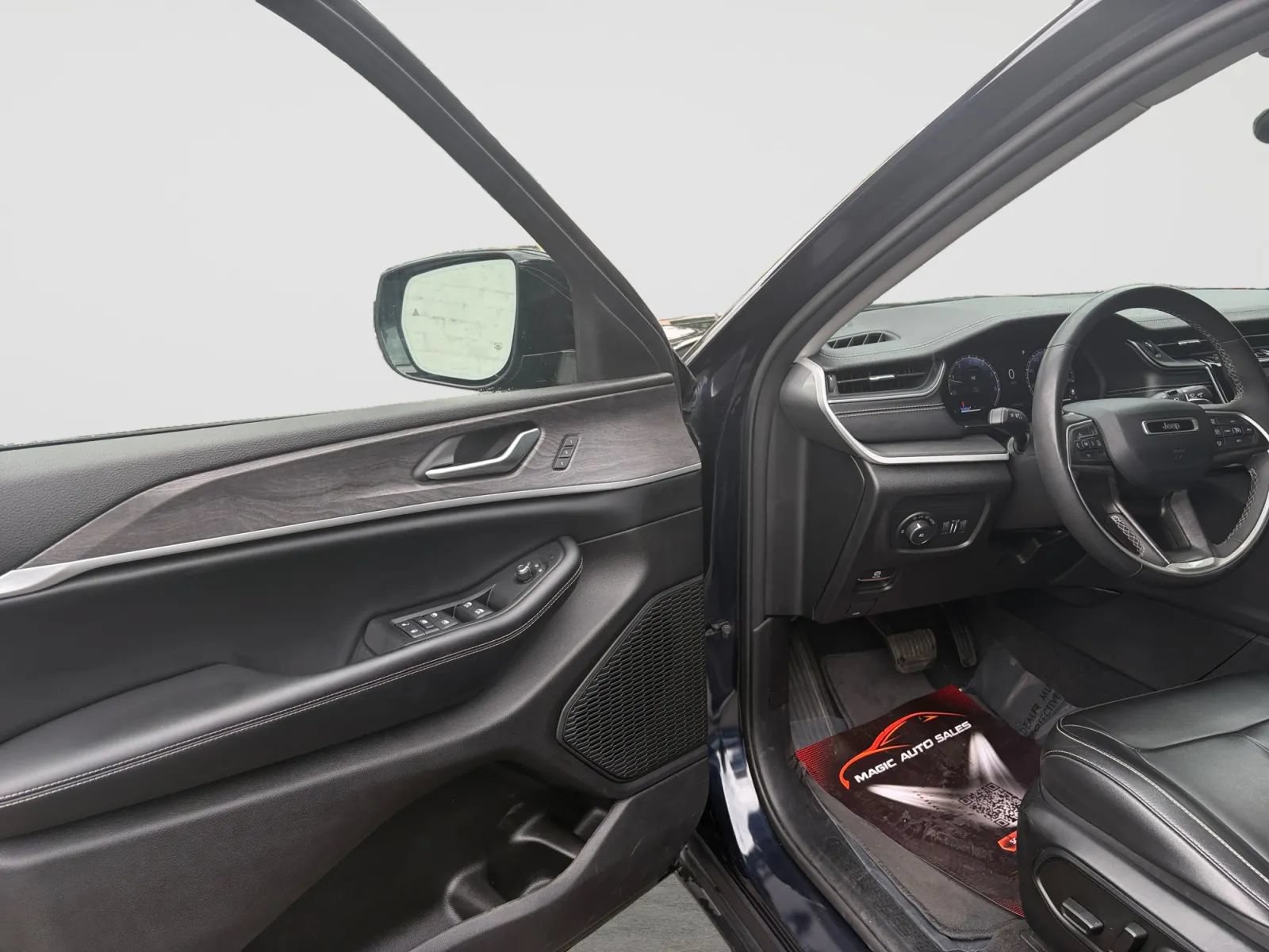 Used 2023 Jeep Grand Cherokee Limited AWD/4WD image 11