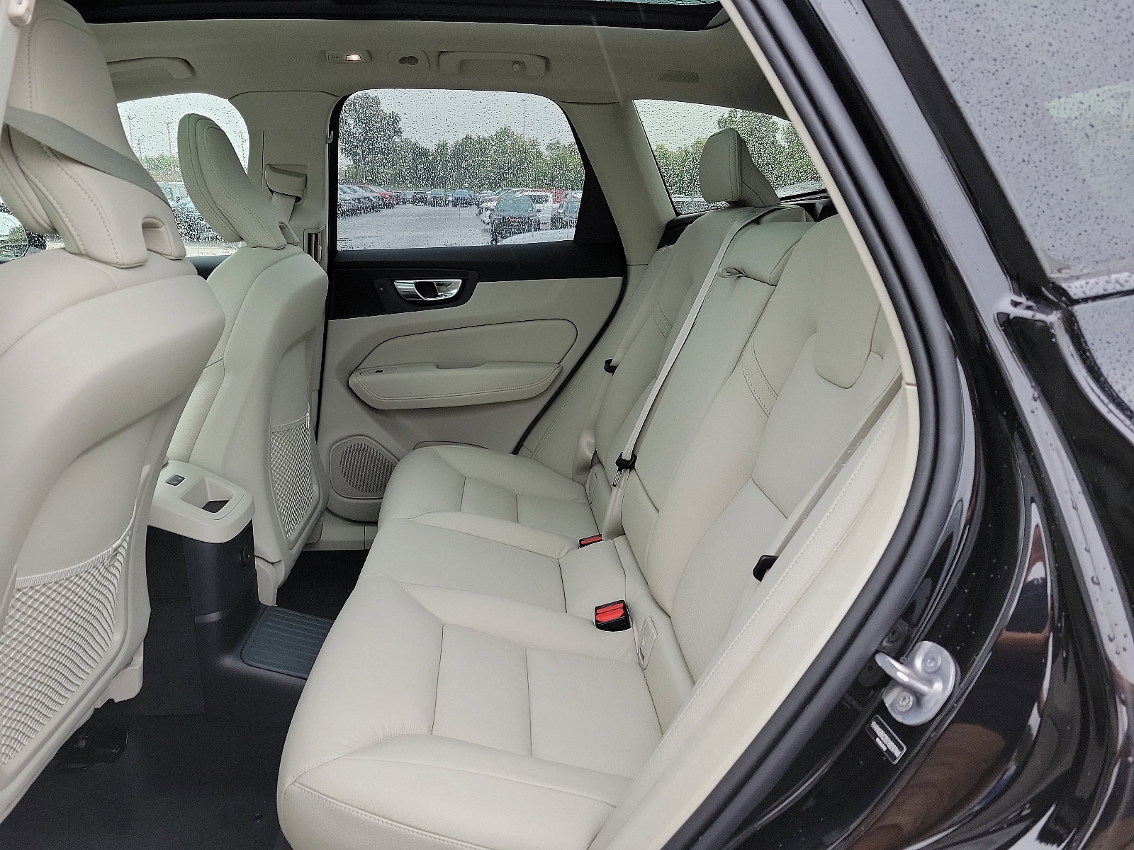 Certified 2025 Volvo XC60 T8 Plus w/ Protection Package Premier AWD/4WD image 5