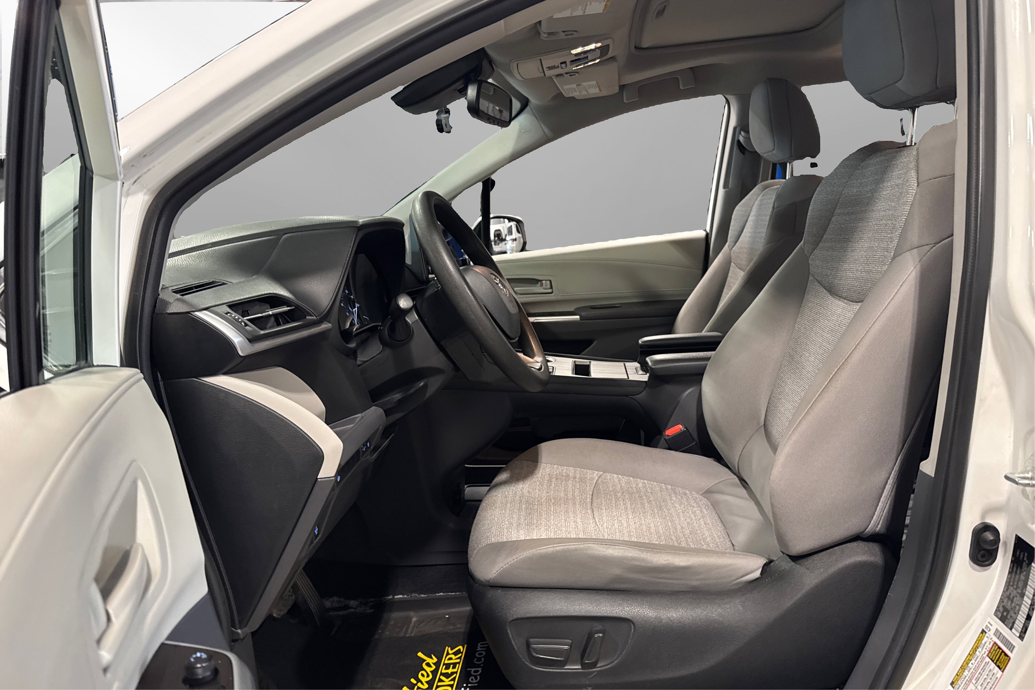 Used 2024 Toyota Sienna LE image 17
