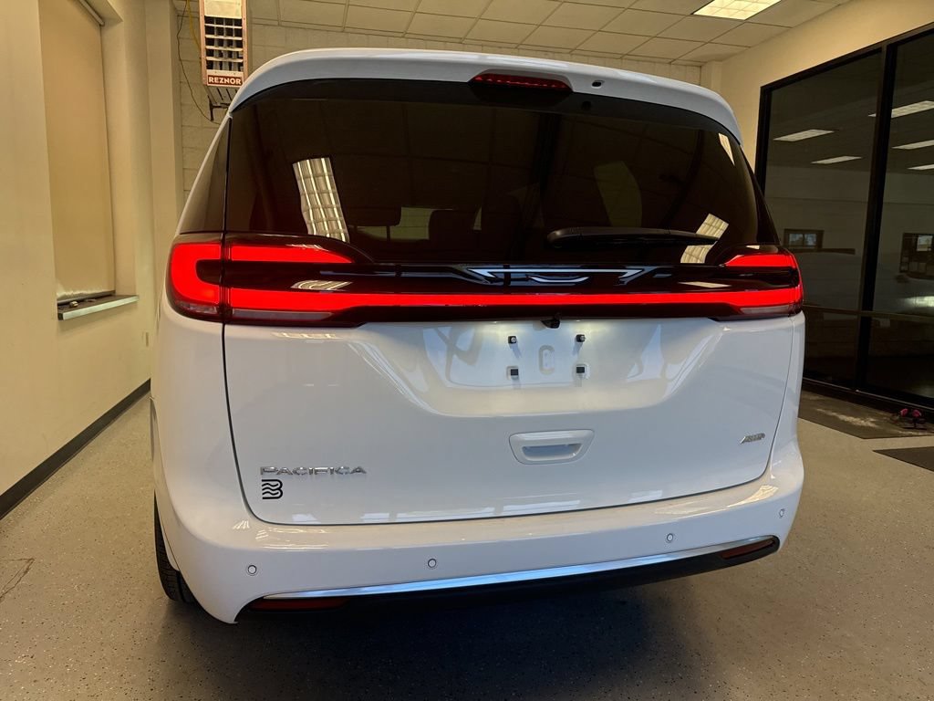 New 2027 Chrysler Pacifica Select AWD/4WD image 17