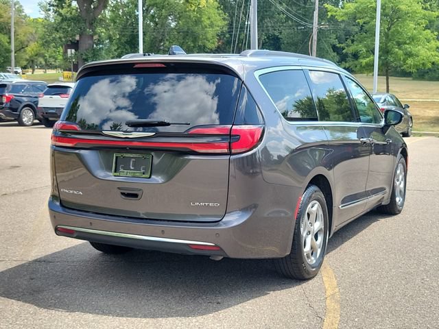 Used 2023 Chrysler Pacifica Limited FWD image 4