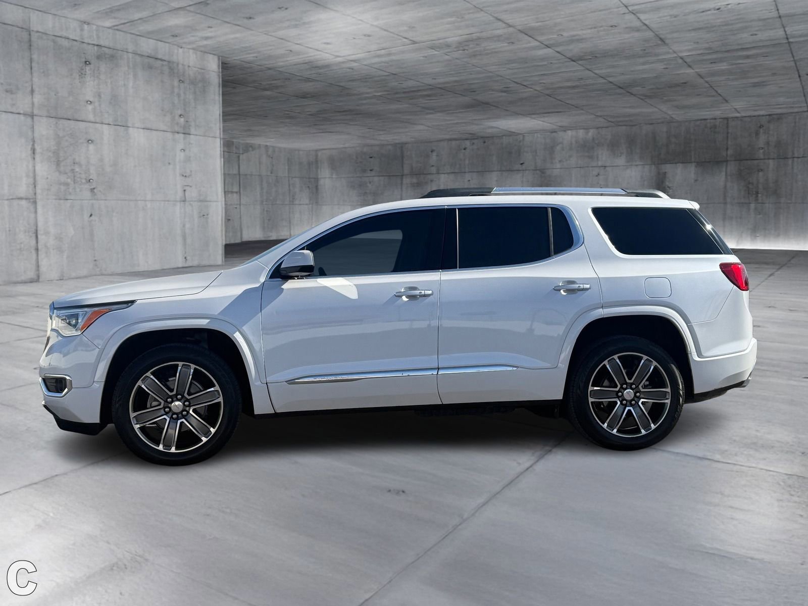 Used 2019 GMC Acadia Denali w/ Technology Package FWD image 3
